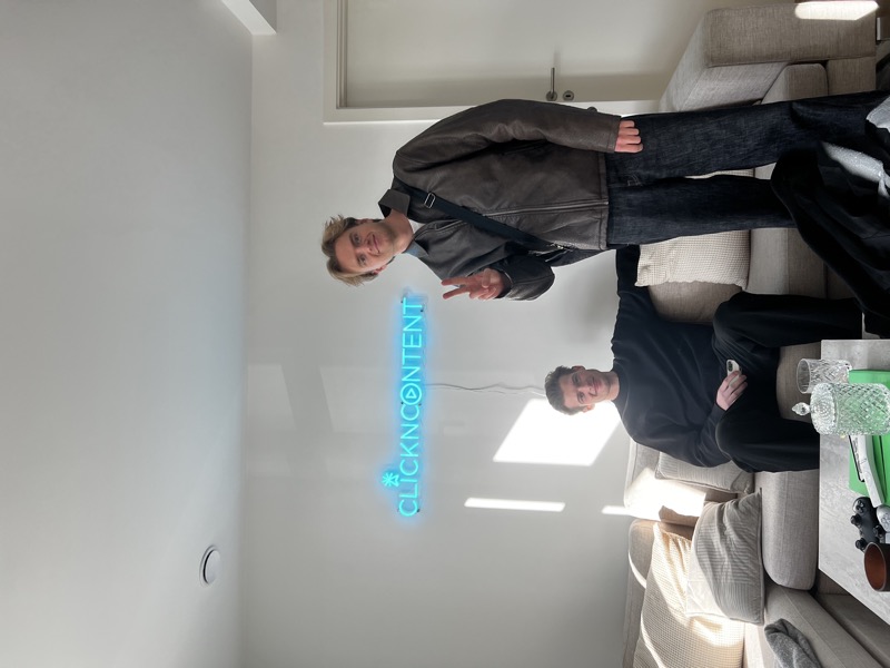 Bag kameraet — ClicknContent