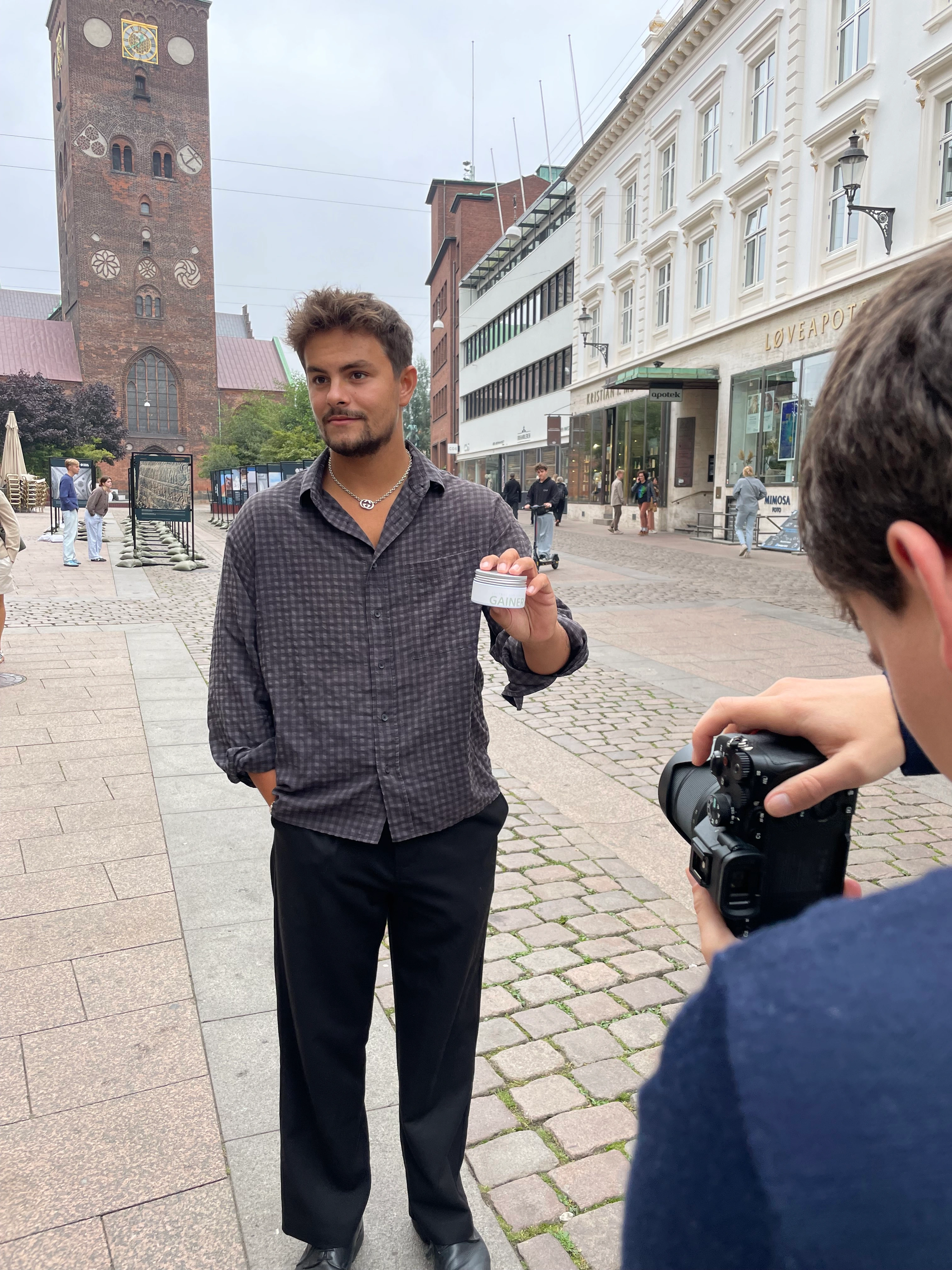 Bag kameraet — ClicknContent